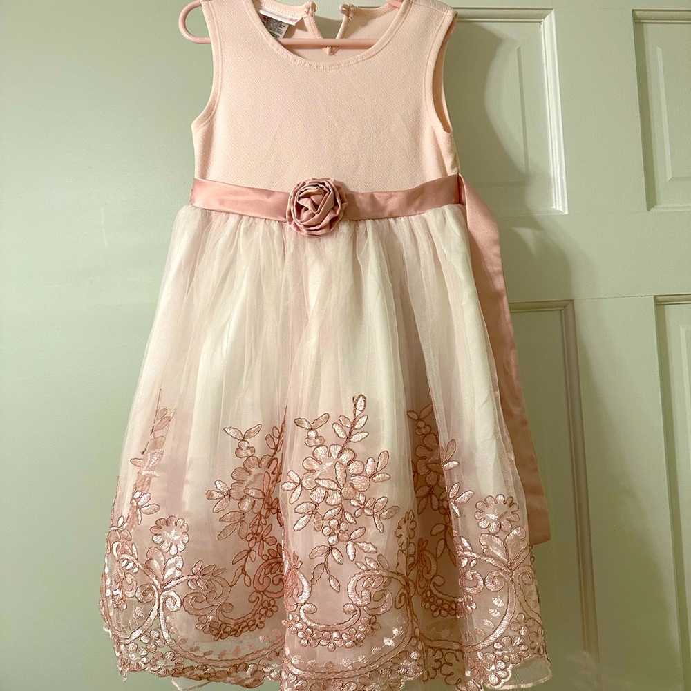 Size 6 girl dress, like new, smoke and pet free house home